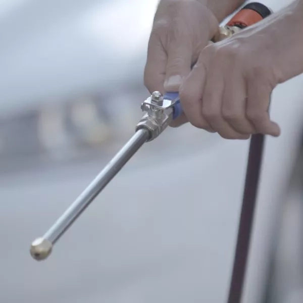 Atașați Water-Jet® la furtunul dumneavoastră în câteva secunde